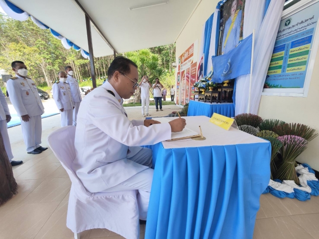 วันเฉลิมพระชนมพรรษา ๑๒ สิงหคมและเปิดโรงพยาบาลส่งเสริมสุขภาพตำบลบ้านควนไม้บ้อง และทอดผ้าป่าสามัคคี